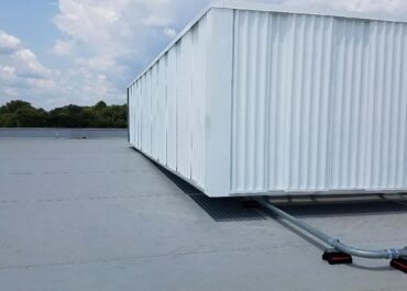 Curb-Mounted vs Post-Mounted Screens 